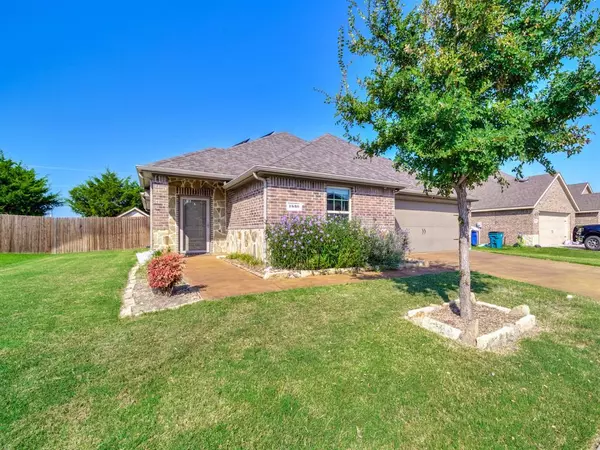 1530 Woodlake Drive, Waxahachie, TX 75165