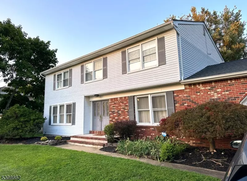 8 Cypress Ln, Marlboro Twp., NJ 07746