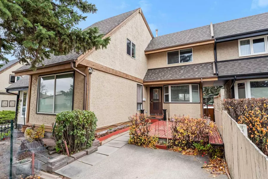 426 Cannington Close Southwest, Calgary, AB T2W3G1