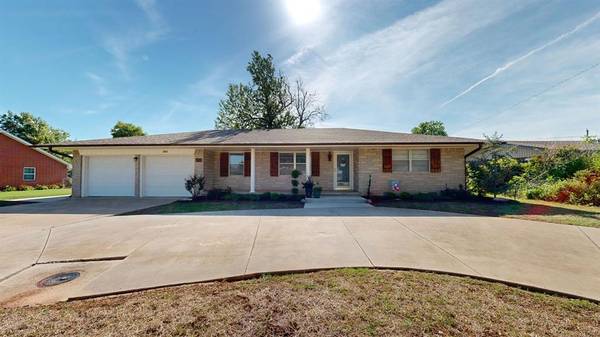 305 N Max,  Hinton,  OK 73047