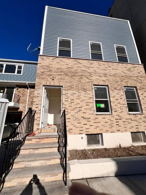 70 69th St #2A, Guttenberg Town, NJ 07093