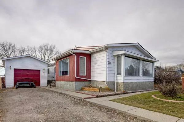 806 Bayview RD, Strathmore, AB T1P 1C9