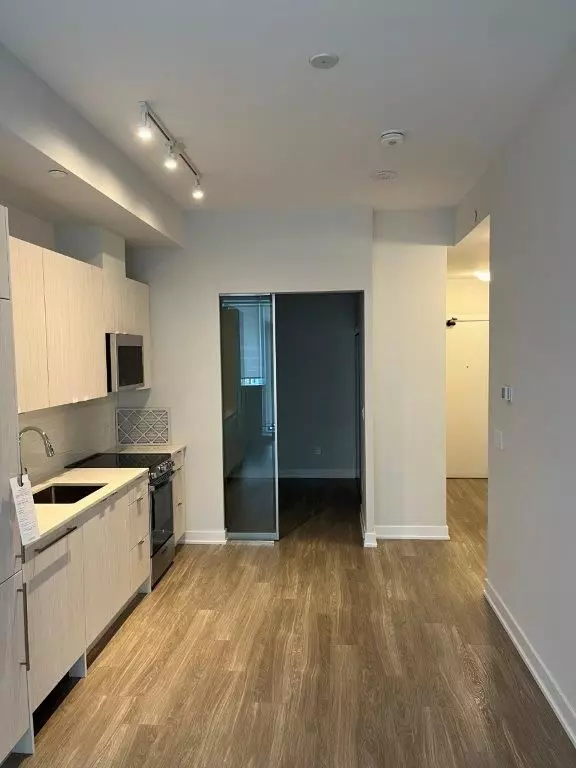 Mississauga, ON L5B 3M8,4130 Parkside Village DR #301