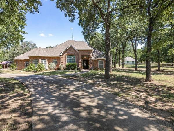 102 W Ridge Street, Decatur, TX 76234