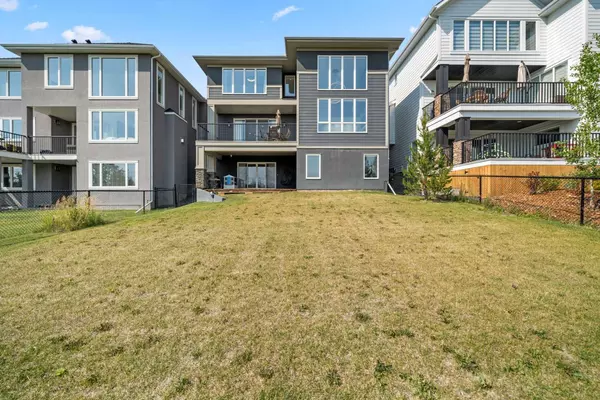 Calgary, AB T3H 6A2,216 Discovery DR SW