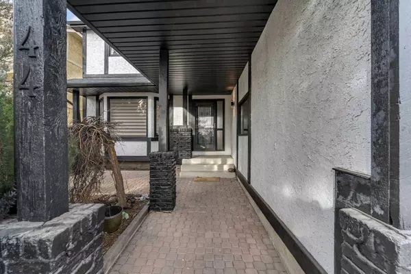 Calgary, AB T3A 4E6,44 Edgepark CT Northwest