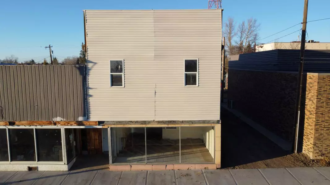 102 2 AVE West, Hanna, AB T0J 1P0