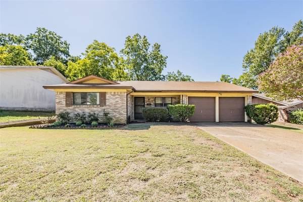 1112 Paula Drive,  Arlington,  TX 76012