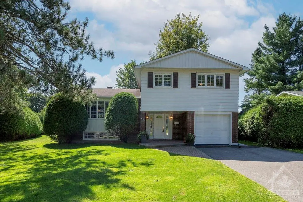 Ottawa, ON K1B 4B5,19 WEDGEWOOD CRES