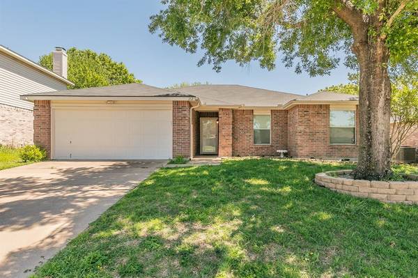 212 Queen Annes Drive, Burleson, TX 76028