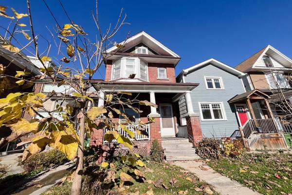 32 Garnet AVE #Upper, Toronto W02, ON M6G 1V5