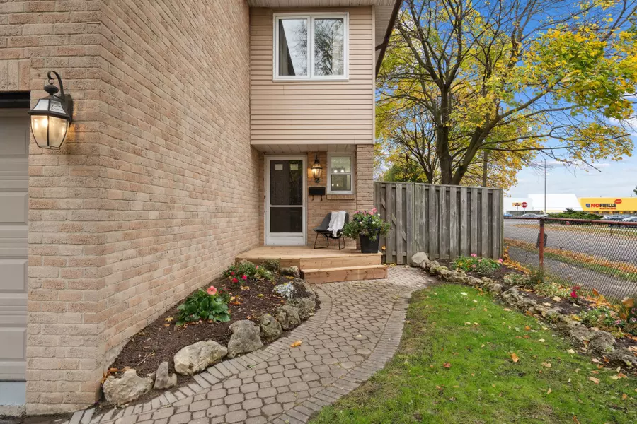 2 Blossom AVE, Brampton, ON L6X 2W3