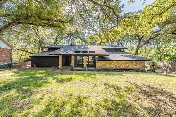 2000 Mill Creek Drive, Arlington, TX 76010