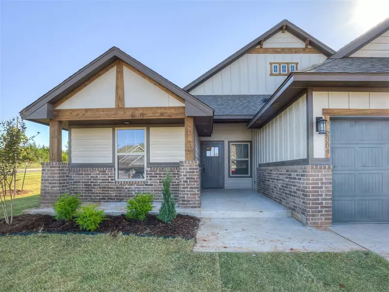 2304 Creekview Trail, Moore, OK 73160