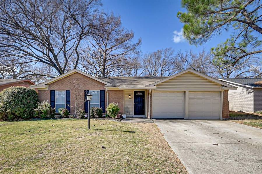 809 Meadowlark Drive, Mansfield, TX 76063