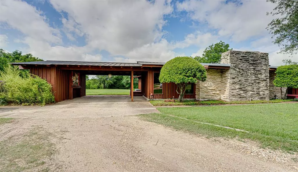 1002 W Bear Creek Road, Glenn Heights, TX 75154