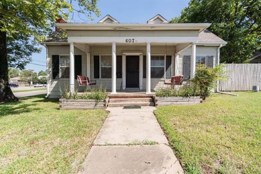 607 Clarksville Street, Paris, TX 75460