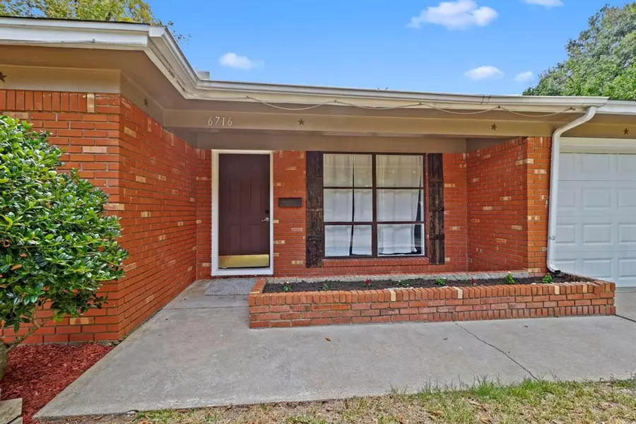 6716 Jewell Avenue, Fort Worth, TX 76112