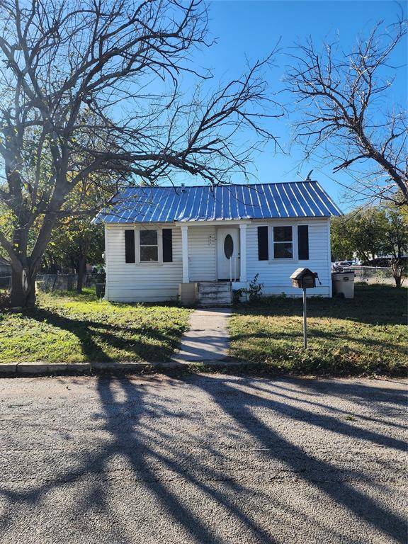 411 N Pearl Street, Comanche, TX 76442