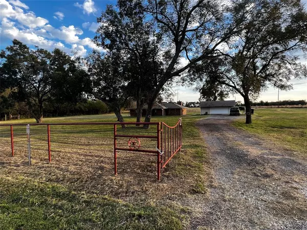 8329 State Highway 11, Whitewright, TX 75491