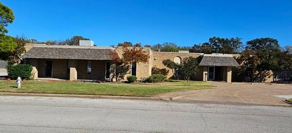 2109 Roosevelt Drive, Dalworthington Gardens, TX 76013