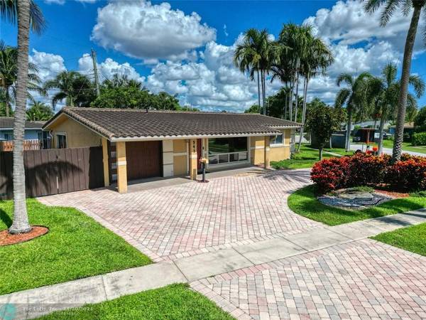 541 SE 4th St, Deerfield Beach, FL 33441