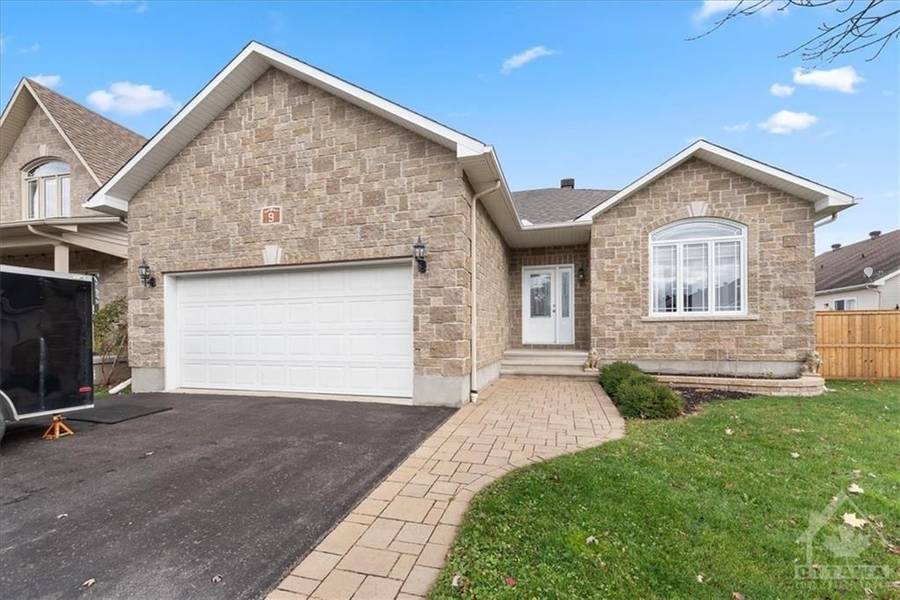 9 PEBBLEMILL LN, Russell, ON K4R 0A8