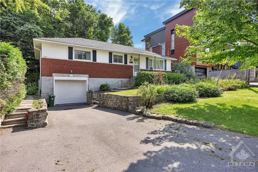 213 ANCASTER AVE, Woodroffe, ON K2B 5B2