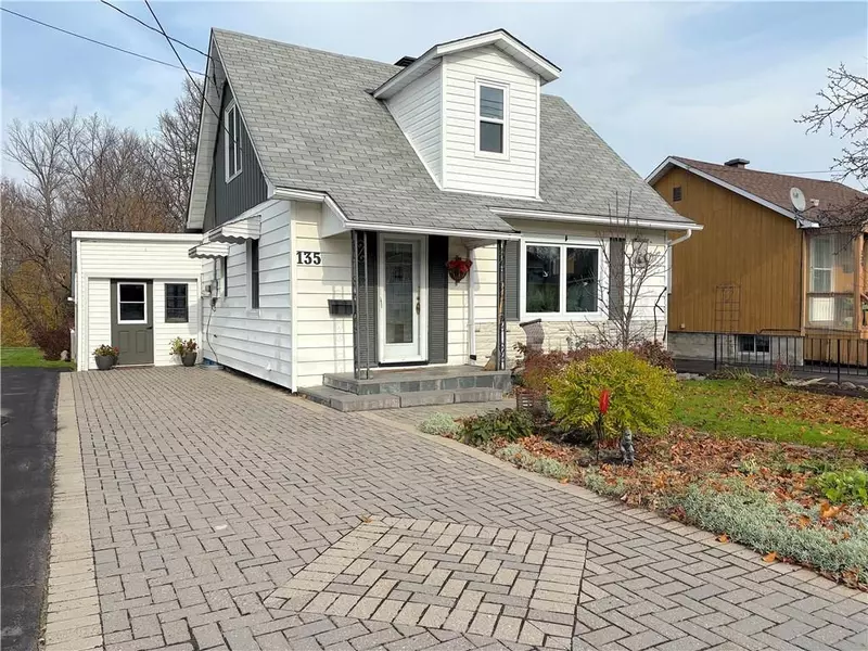 135 PETER ST, Renfrew, ON K7V 1H9