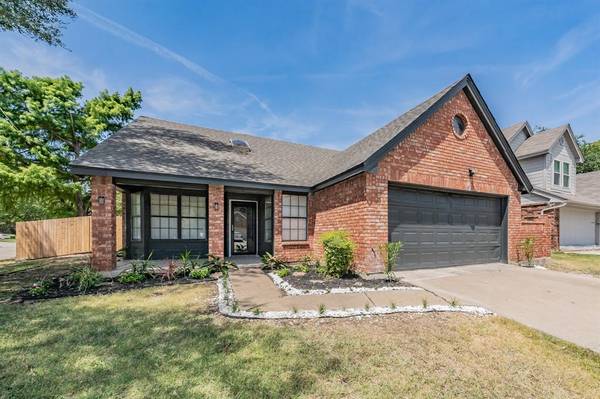 6016 Hollyleaf Drive,  Arlington,  TX 76017