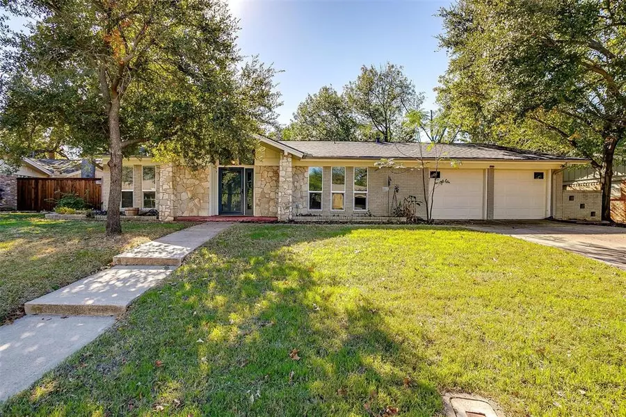 405 Brookview Drive, Hurst, TX 76054