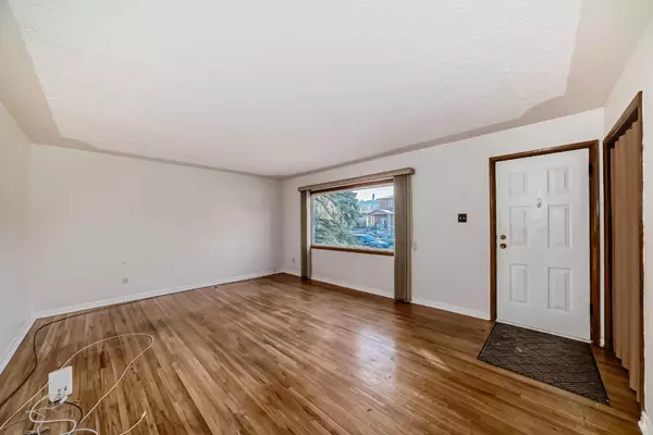 Calgary, AB T3B 1R4,8532 34 AVE NW