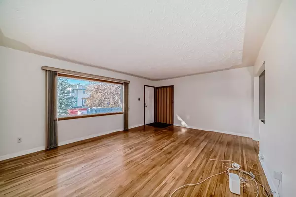 Calgary, AB T3B 1R4,8532 34 AVE NW