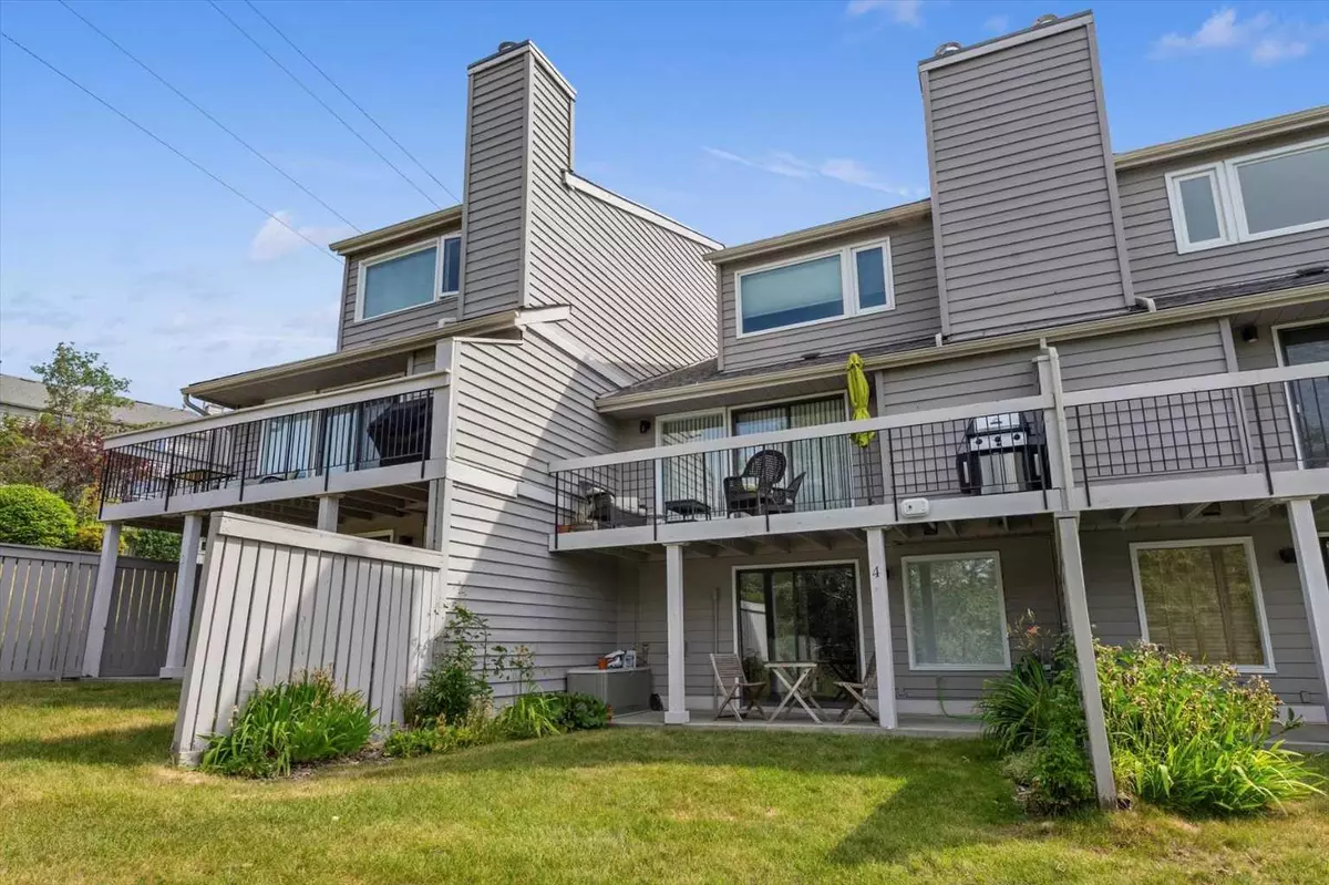 Calgary, AB T3A 3B1,4 Edgeland Close Northwest