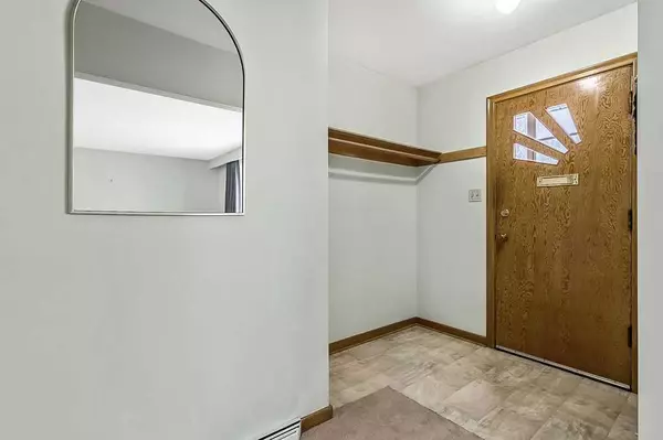 Calgary, AB T3E 0L3,3807 25 AVE SW