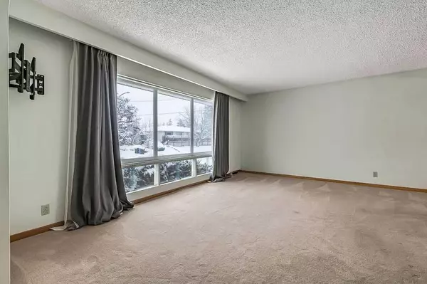 Calgary, AB T3E 0L3,3807 25 AVE SW