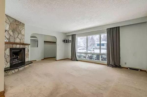 Calgary, AB T3E 0L3,3807 25 AVE SW