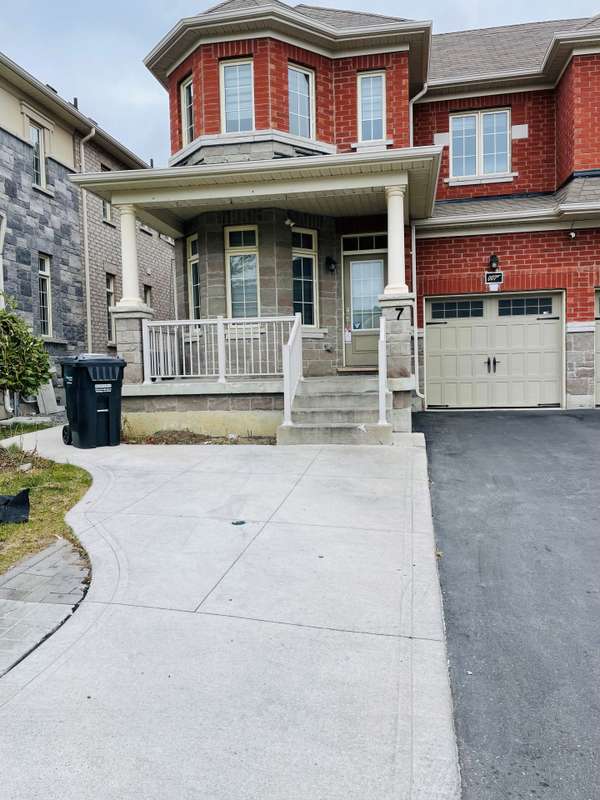 7 St Dennis RD #2, Brampton, ON L6R 3W5