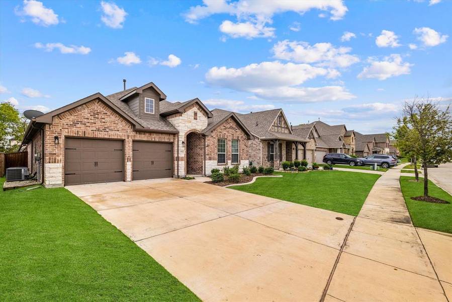 1912 Ridge Creek Lane, Aubrey, TX 76227