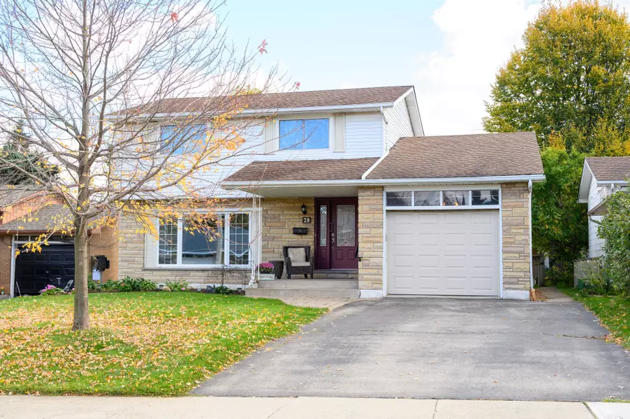 29 Sarasota AVE, Hamilton, ON L9C 3X1