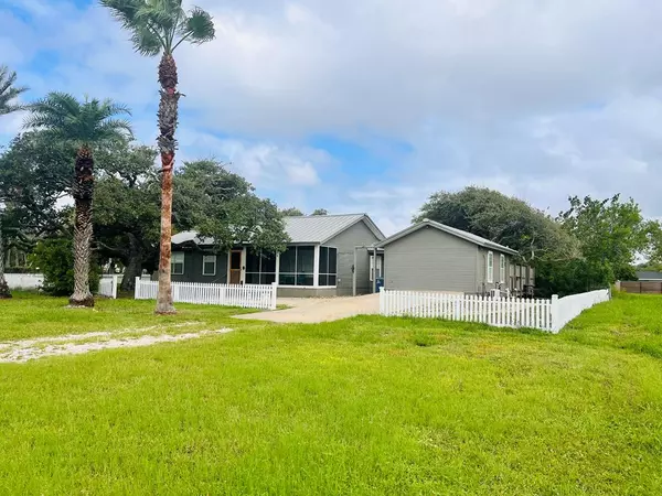 1302 E Cedar St., Rockport, TX 78382