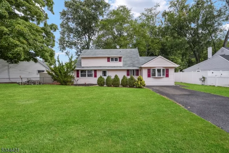 42 Southwood Dr, Old Bridge Twp., NJ 08857