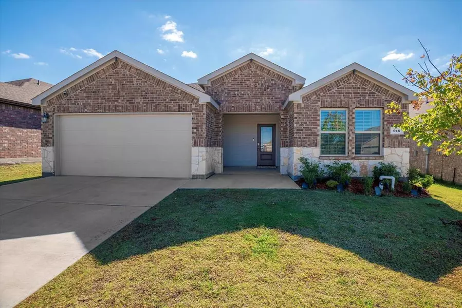 916 Glover Drive, Aubrey, TX 76227