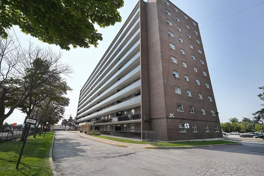 3533 Derry RD E #802, Mississauga, ON L4T 1B1