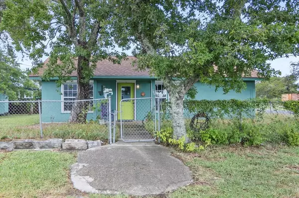 517 N Church St, Rockport, TX 78382