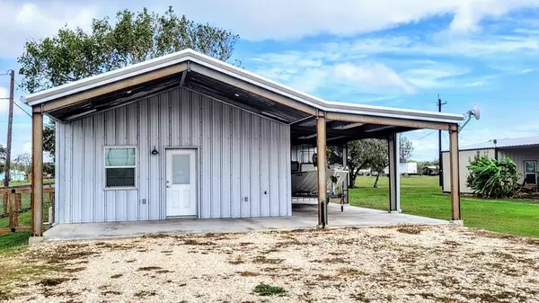 207 S Gisler St, Austwell, TX 77950