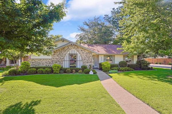 601 Pinebluff Drive,  Lewisville,  TX 75067