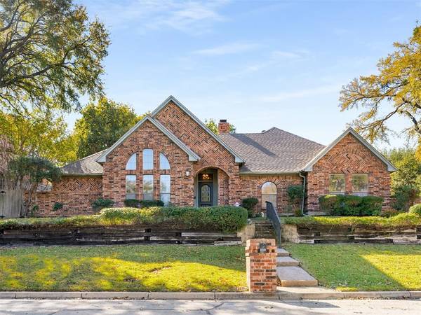 1100 Cedarbrook Drive, Arlington, TX 76006