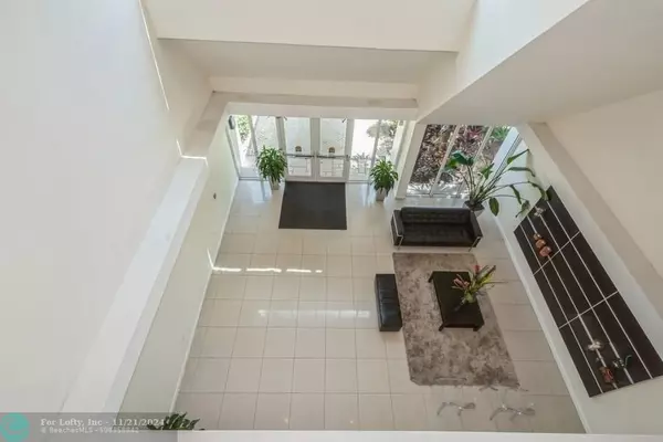 Weston, FL 33326,120 Lakeview Dr  #314