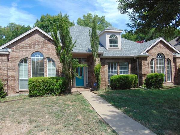 1037 Twin Creek Drive, Desoto, TX 75115